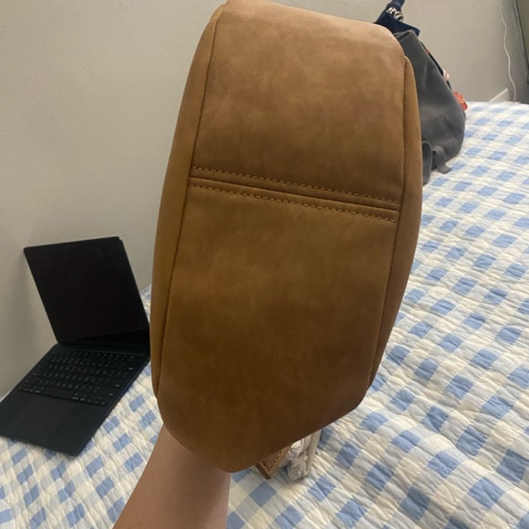 Elegant Tan Hobo Bag - Picture 4 of 6